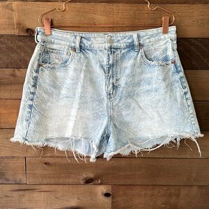 American Eagle Women's Mom Jean Denim Shorts in Blue White Raw Hem
